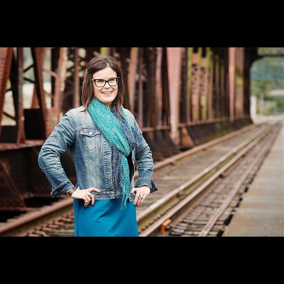 Meet your Posher, Deanna - Picture 3 of 5